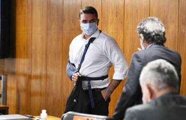 O senador Flvio Bolsonaro, agora, defende regras sanitrias que ele o prprio pai no respeitam