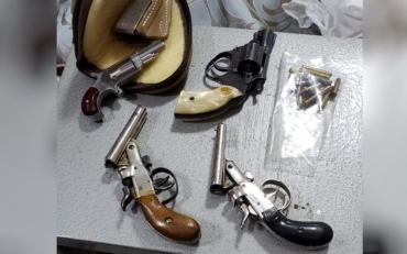 Armas encontradas na residncia do homem investigado por chamar porteira de macaca, em Goinia  Foto: Polcia Civil\Divulgao