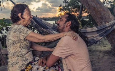 Cena com Fernanda Montenegro e Irandhir Santos no filme Piedade  Foto: Divulgao