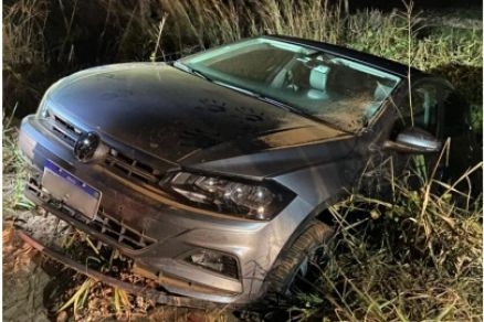 Carro foi localizado dentro de uma vala; a vtima no apresentou leses