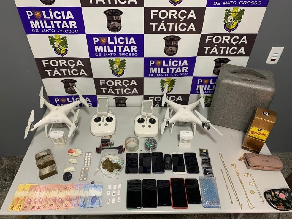 Materiais apreendidos pelos agentes durante abordagem  Foto: Polcia Militar/Divulgao