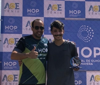 Bryan Vieira (de trofu na mo - foto do acervo pessoal do tenista) - Sagrou-se campeo do segundo torneio do Circuito Mato-grossense de Tnis 2021