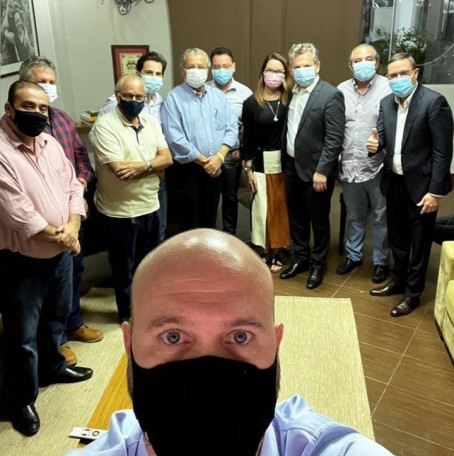 Selfie tirada por Alberto Machado mostra governador Mauro e cpula do DEM-MT