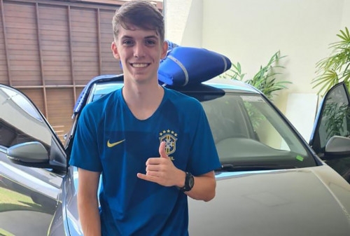 Rafael Lorenzetti, de 17 anos estava dirigindo um Polo, quando foi abordado pelo bando