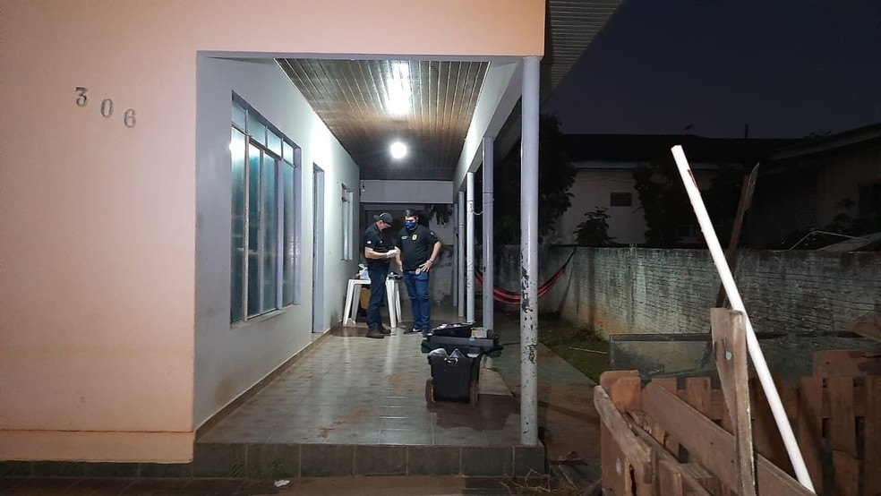 Polcia faz percia na casa onde o crime ocorreu  Foto: Divulgao