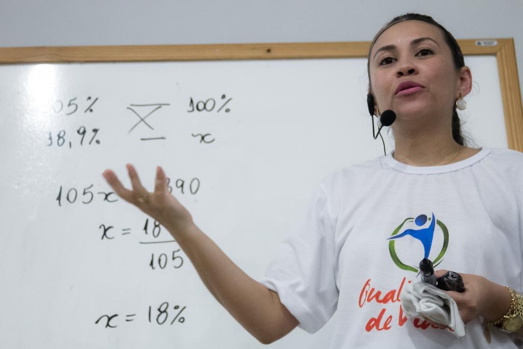 A coordenadora de ensino mdio Giseli Maciano durante o Pr- Enem Digital - Foto por: Assessoria Seduc