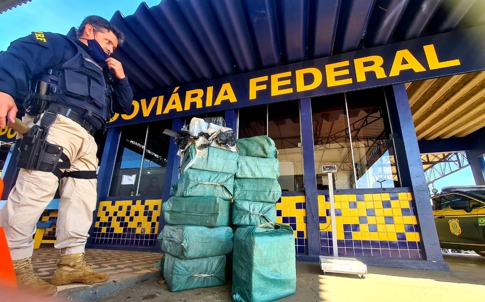 PRF encontra 466 kg de droga em carga de carne de caminho frigorfico em Rondonpolis  Foto: PRF-MT