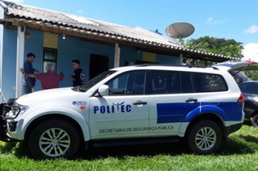 A vtima foi encontrada em um dos quartos da casa com um corte profundo no pescoo