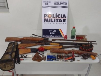 Na fazenda do suspeito, os policiais civis aprenderam oito armas tipo espingarda e diversas munições — Foto: Polícia Civil de Mato Grosso/Assessoria
