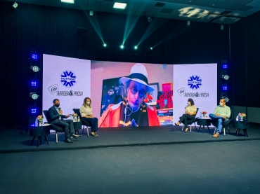 O mediador do evento, jornalista Luiz Patroni; e os convidados Cludia Luz, Elosa El Hage e Maurcio Tonh.