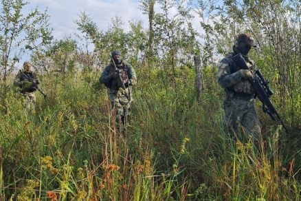 Policiais do Bope procuram os assaltantes na mata em Nova Bandeirantes