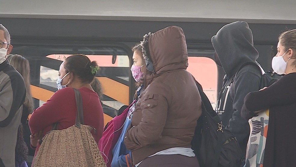 Frio chegou bruscamente na capital do estado  Foto: TV Globo