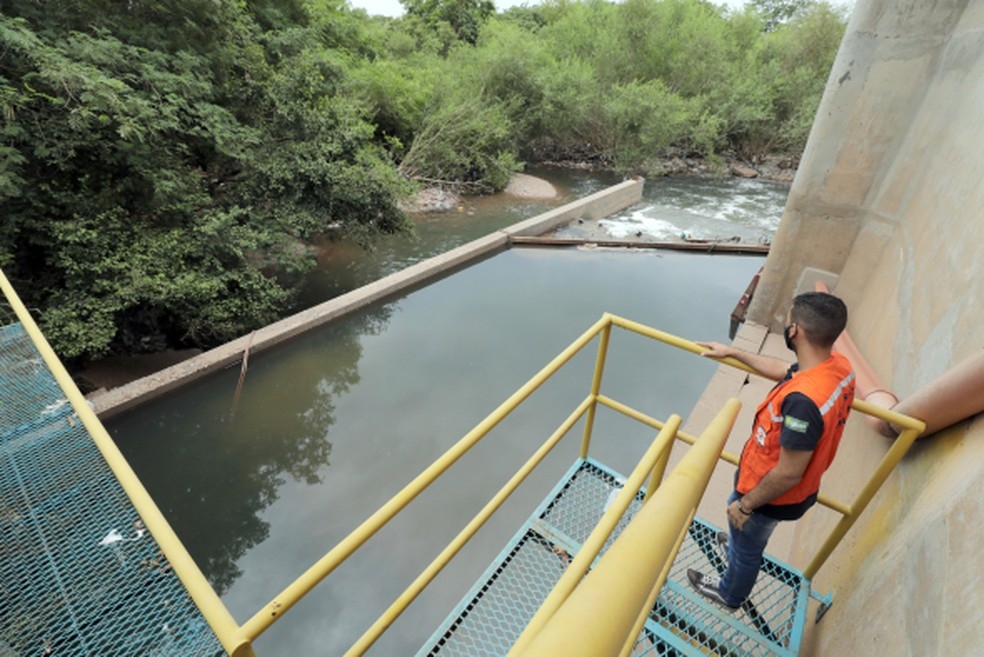 Nível do Rio Cuiabá está baixo e só será capaz de abastecer a população devido à ajuda de usina — Foto: Luiz Alves