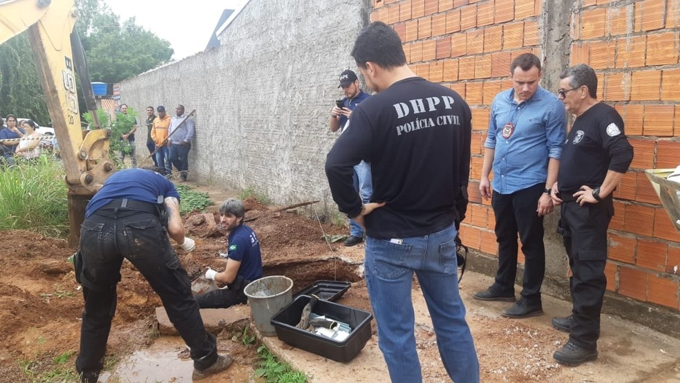 estos mortais das duas mulheres foram encontrados no quintal da casa do ru  Foto: Polcia Civil