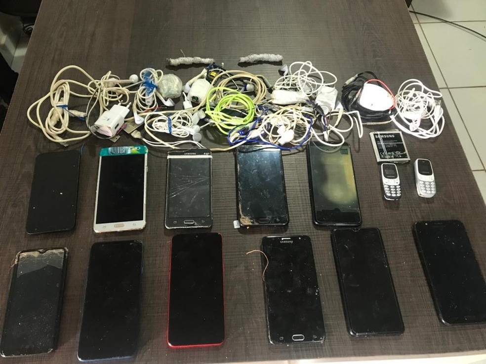Celulares, carregadores e fornes de ouvido apreendidos na Mata Grande  Foto: Sesp-MT