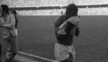 Aos prantos, Pel se despede da seleo brasileira no Maracan