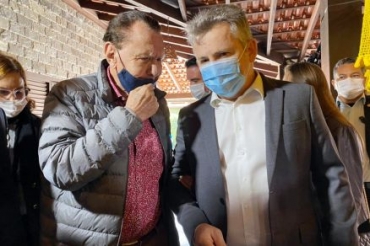 O presidente do MDB, Carlos Bezerra, recepcionando o governador Mauro Mendes no encontro do partido