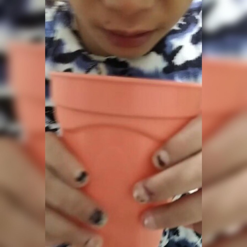 riana foi encontrada trancada em banheiro de casa com sinais de tortura  Foto: Reproduo