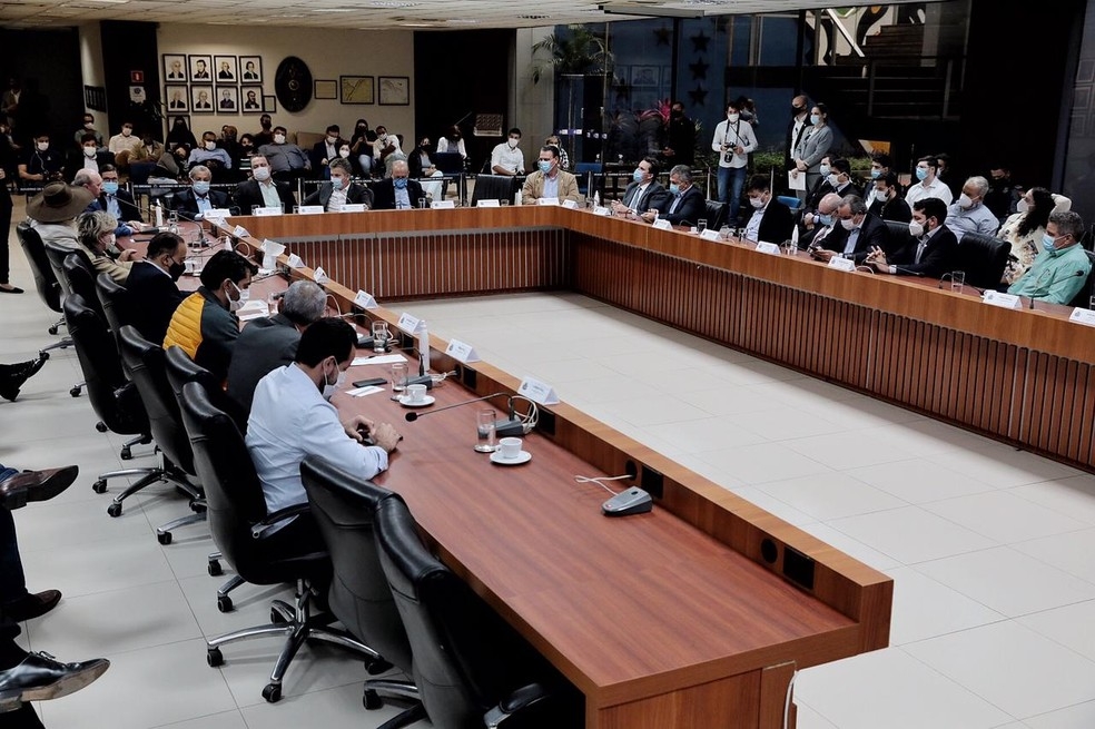 Edital foi lanado em cerimnia entre governador e autoridades estaduais e federais  Foto: SECOM/MT