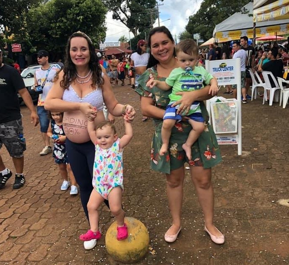 Fernanda se tornou 'tia' do casal de gmeos da amiga Tssia  Foto: Arquivo pessoal