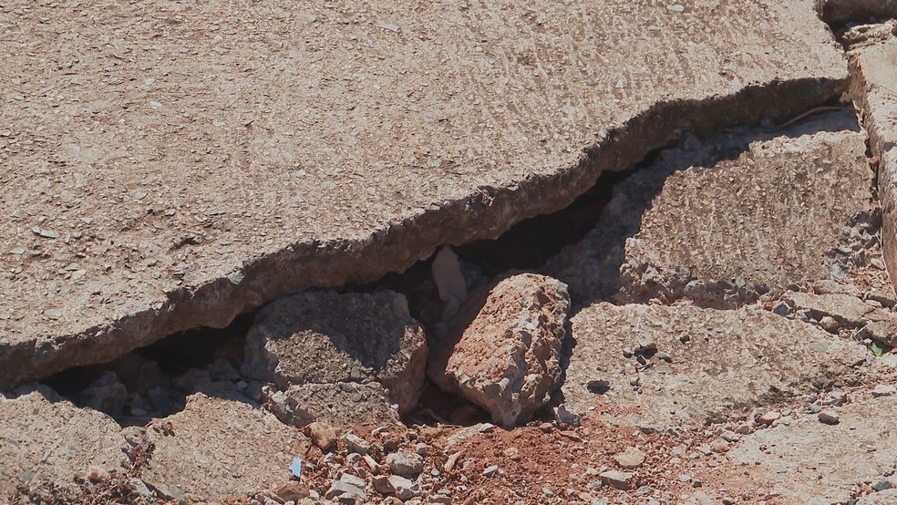 Caladas quebradas, estreitas e sem rampas so comuns  Foto: TV Globo / Reproduo