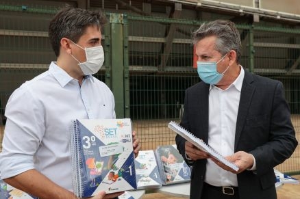 O secretrio de Educao Alan Porto e o governador Mauro Mendes