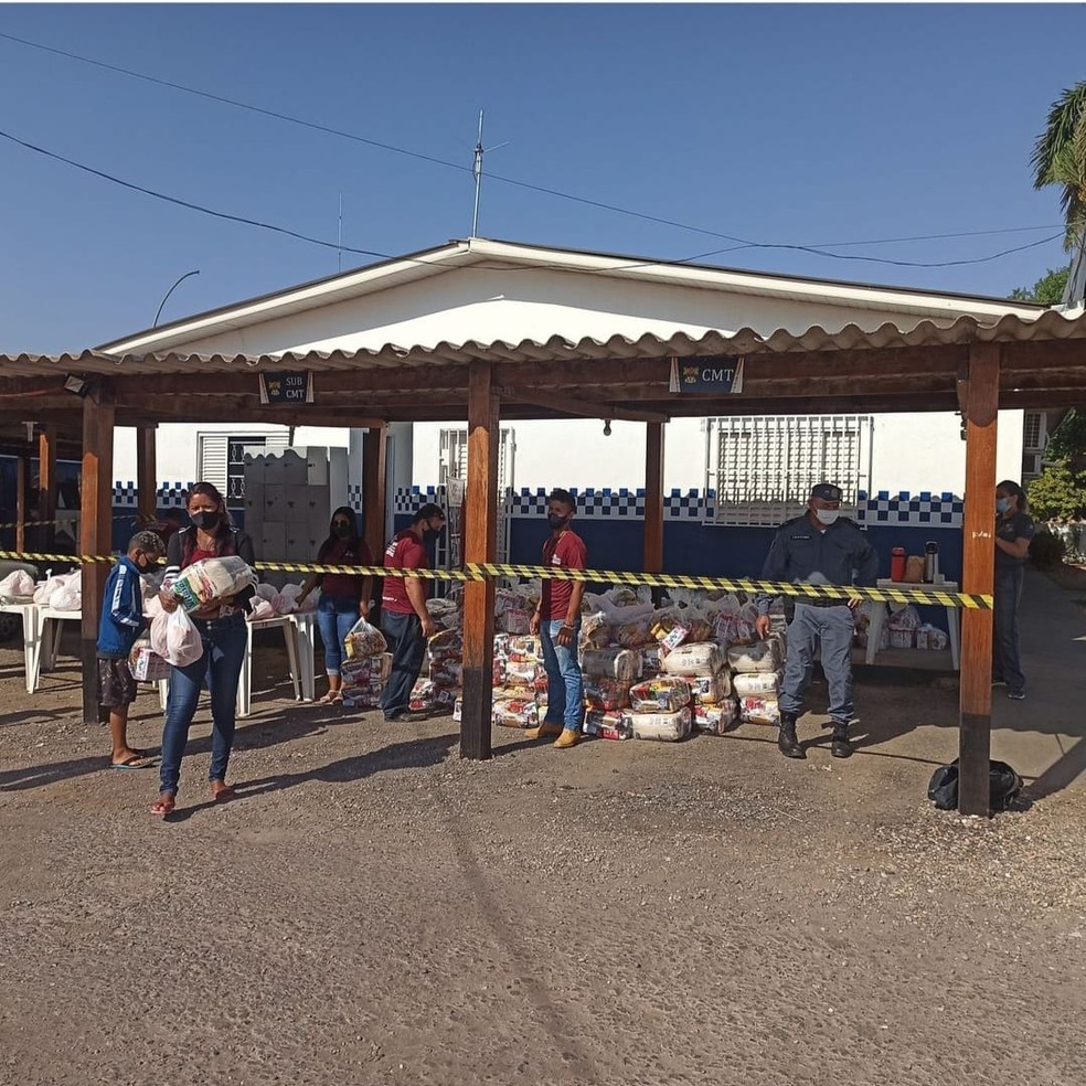 Famlias carentes foram ao 3 Batalho da PM em Cuiab receber as cestas bsicas  Foto: Divulgao/PMMT