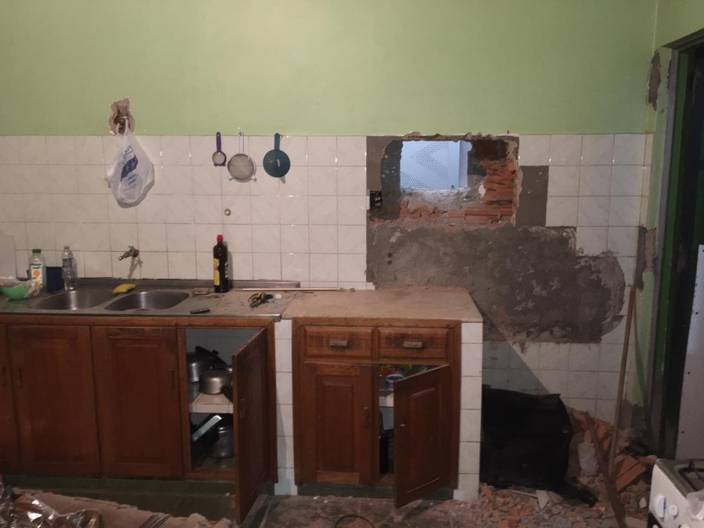 Ladres trancaram famlia, fizeram buraco em casa vizinha e invadiram banco em Cuiab  Foto: PM/MT