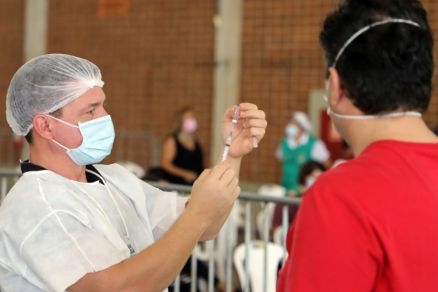 Mais de 900 mil pessoas ainda aguardam 1 dose da vacina em MT