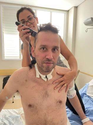 Andr, 34 quilos a menos, sendo cuidado pela esposa dias aps vencer a Covid