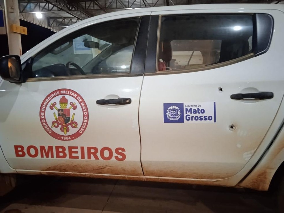 Viatura dos bombeiros foi atingida por dois tiros em MT  Foto: Divulgao