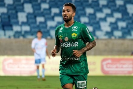 O meia-atacante do Cuiab, Clayson, que jogou 15 partidas pelo time nesta temporada