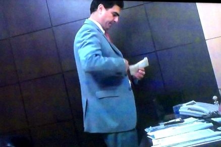 Flagrante de Emanuel Pinheiro enfiando maos de dinheiro no palet