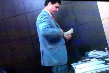 Flagrante de Emanuel Pinheiro enfiando ma�os de dinheiro no palet�