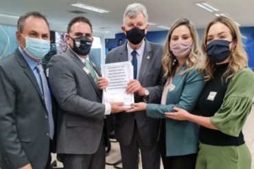 Os vereadores Dilemrio Alencar, Tenente Coronel Paccola, Michelly Alencar e suplente Maysa Leo junto ao senador Luis Carlos Heinze (no centro)