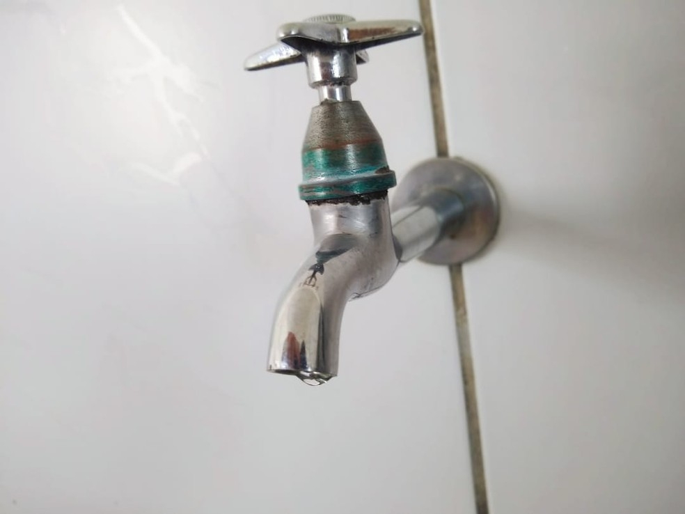 Moradores esto sem guas nas torneiras h dez dias em bairros de Vrzea Grande  Foto: Igor Jcome/G1