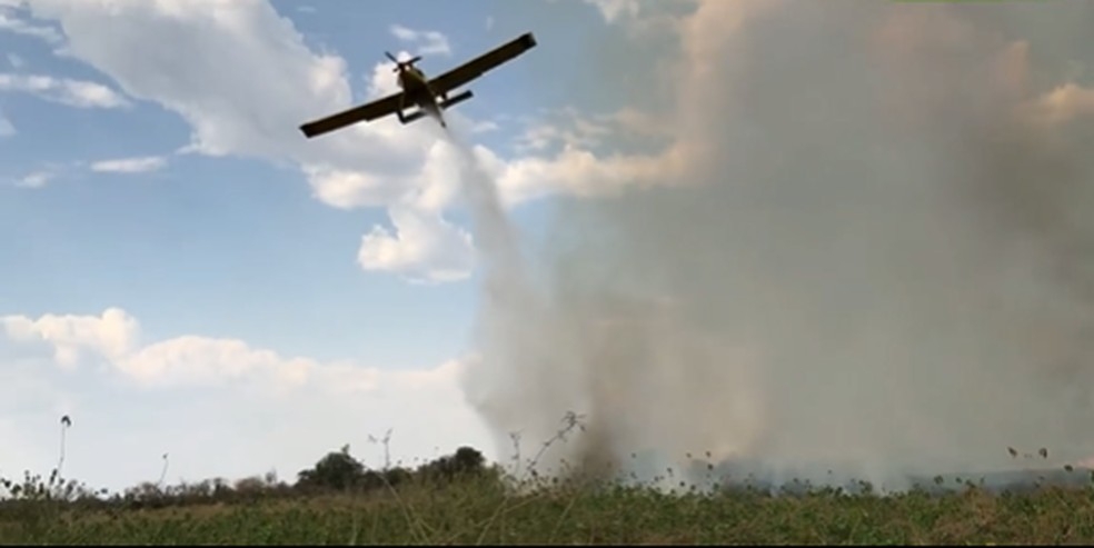 Aeronave é usada no combate ao incêndio no Parque Estadual Encontro das Águas em MT — Foto: SOS Pantanal/Reprodução