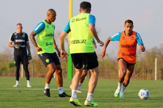 Jogadores do Cuiab durante treino no CT