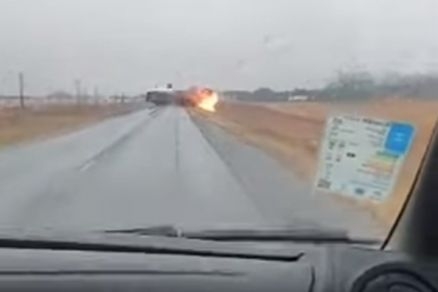 A exploso causou um incndio nas duas carretas, que ficaram destrudas