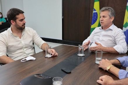 Os governadores Eduardo Leite e Mauro Mendes em reunio no Paigus