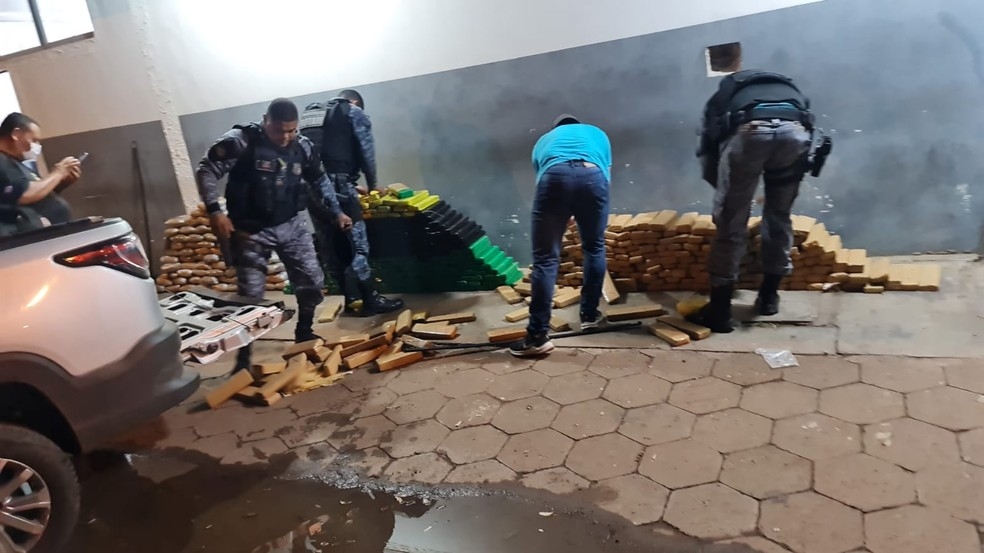 Trs pessoas foram flagradas com mais de meia tonelada de droga na carroceria de um veculo abordado por policiais militares nesta tera-feira (21) em Vrzea Grande  Foto: PMMT