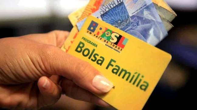Sem aprovar acordo para precatrios, Oramento de 2022 no tem espao para um Bolsa Famlia maior.