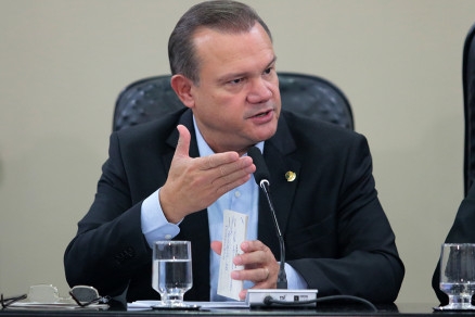 O senador Wellington Fagundes, que fez o convite ao ministro