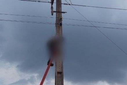 Abrao Rodrigues ficou grudado no poste, na mesma posio em que levou a descarga