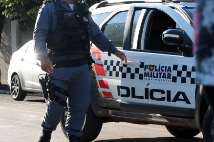 Viatura da Polcia Militar; o suspeito danificou o veculo