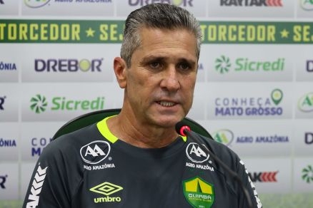 O treinador do Cuiab, Jorginho, que dirige o time pela primeira vez diante da torcida