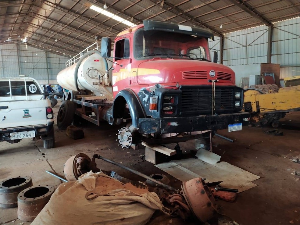 Caminho particular receberia pea de veculo pblico  Foto: Reproduo