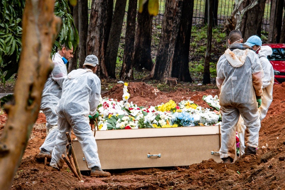 Velrios de vtimas da Covid fora de perodo de transmisso podem ser mais longos e com caixo aberto em Cuiab  Foto: ANTONIO MOLINA/ZIMEL PRESS/ESTADO CONTEDO