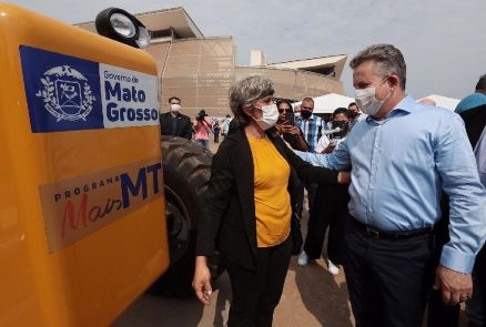 O governador Mauro Mendes durante entrega de mquinas e equipamentos