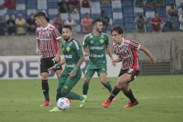 Lance do jogo entre Cuiab e So Paulo, na Arena Pantanal